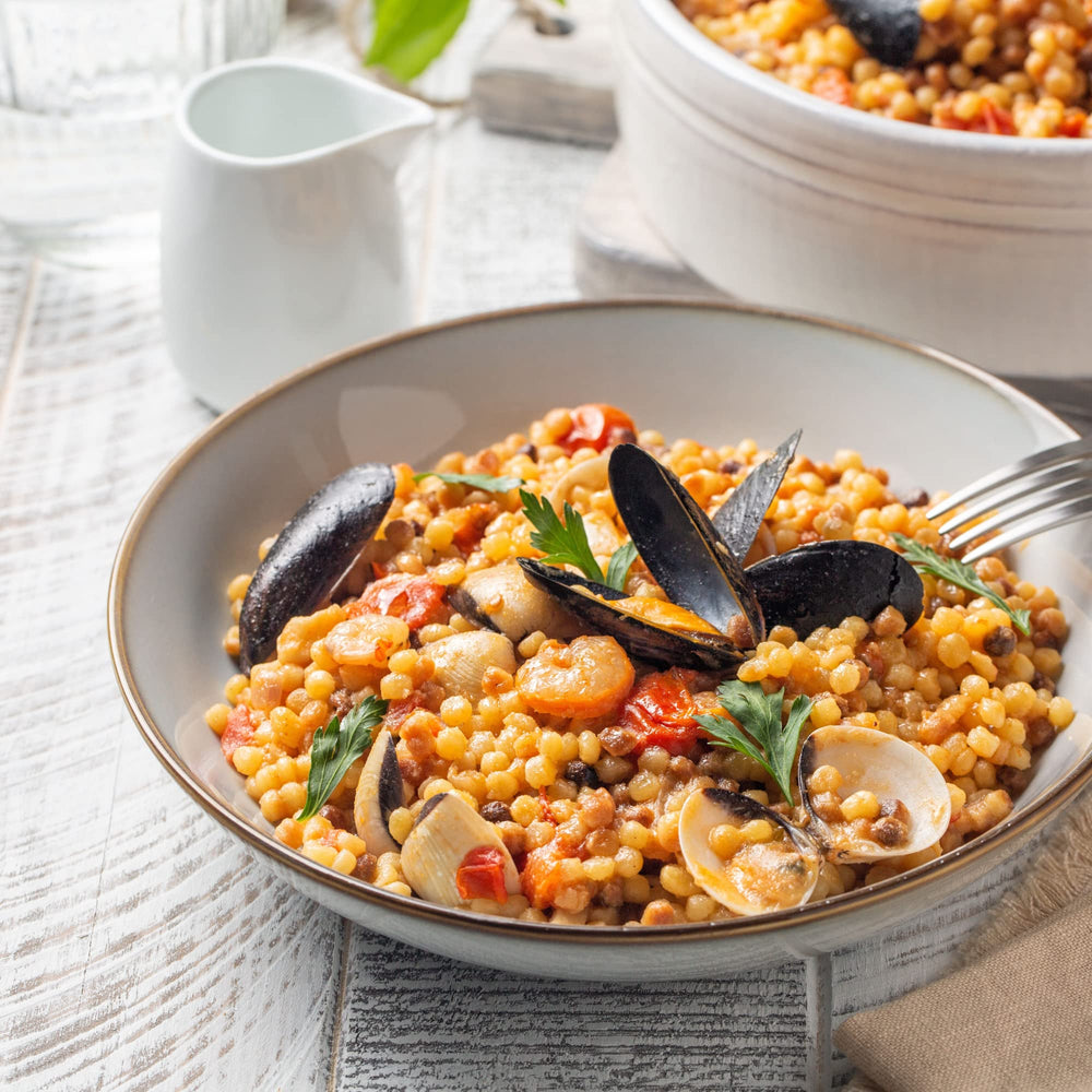 Sanniti fregola servida con mariscos, combina bien con sabores marinos