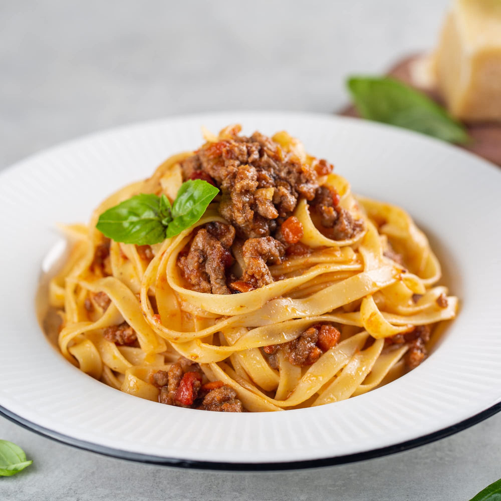Sanniti escena de cocina con manos sirviendo, uso práctico y preparación rápida