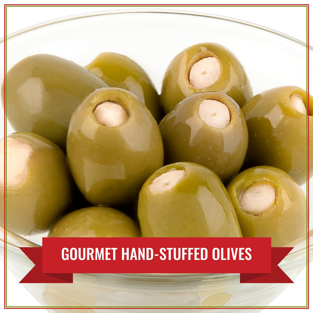 Santa Barbara Olive Co aceitunas servidas en tabla con quesos para aperitivos sofisticados