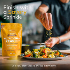 Sari Foods cucharada espolvoreando pasta, añade sabor tipo parmesano