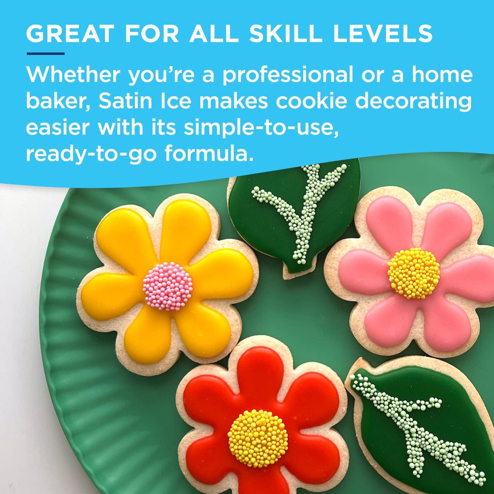 Satin Ice botella en mano para comparar tamaño y control en decoración
