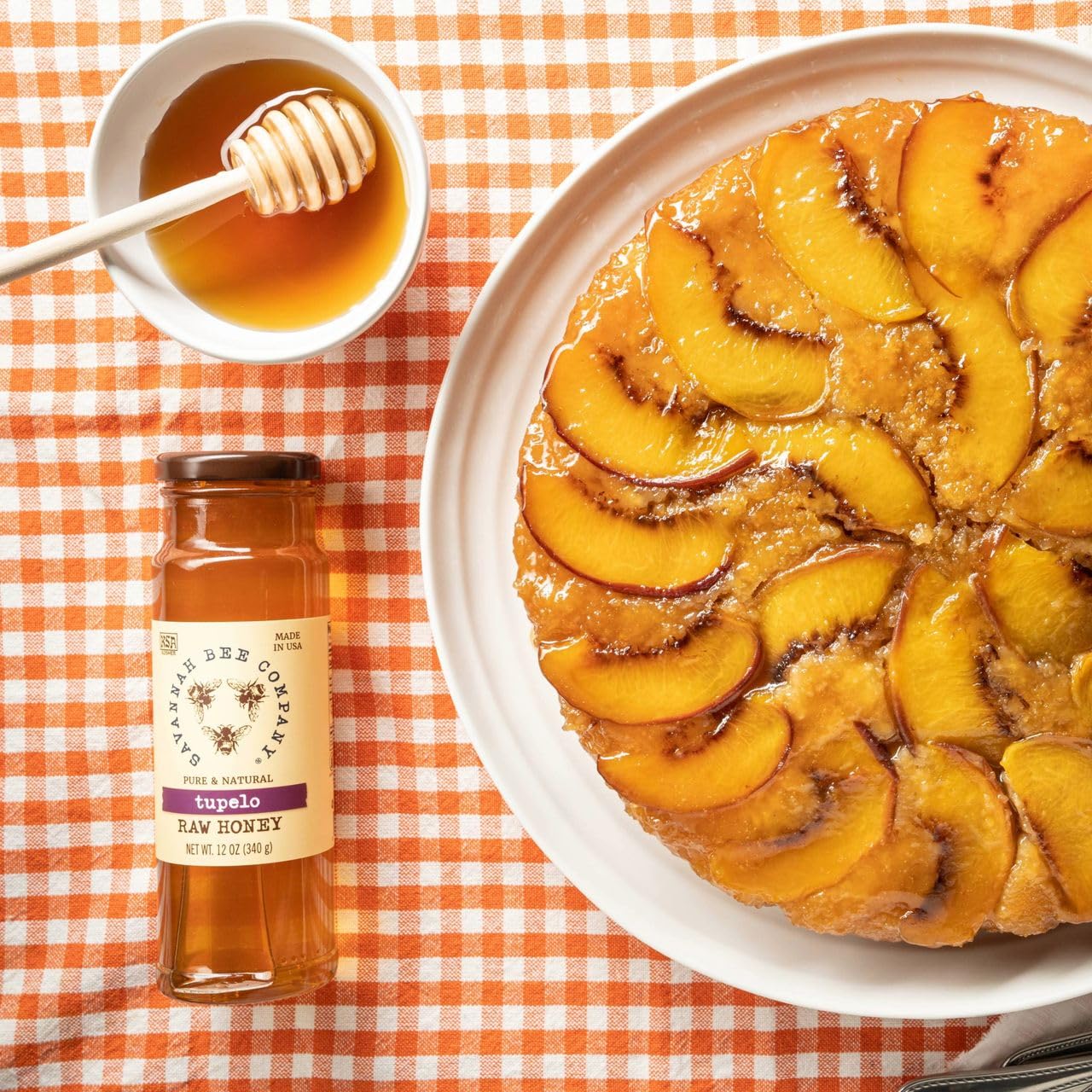 Savannah Bee Company frasco de miel Tupelo en una cocina, uso cotidiano