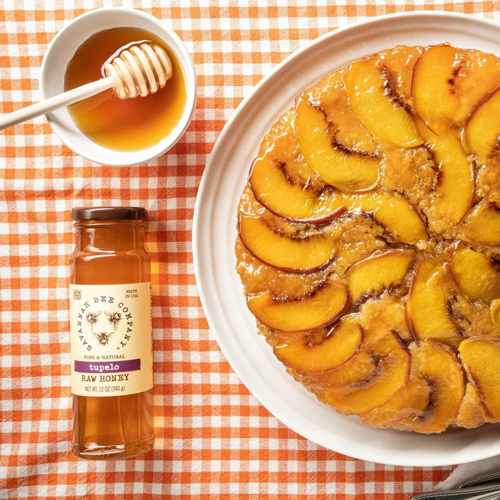 Savannah Bee Company frasco de miel Tupelo en una cocina, uso cotidiano