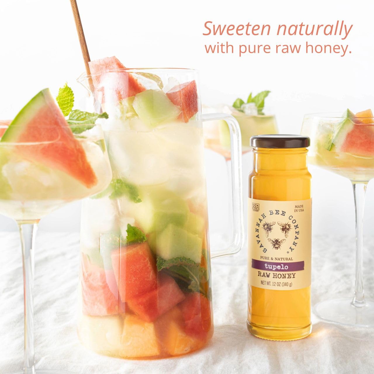Savannah Bee Company miel Tupelo servida con queso, perfecto maridaje gourmet