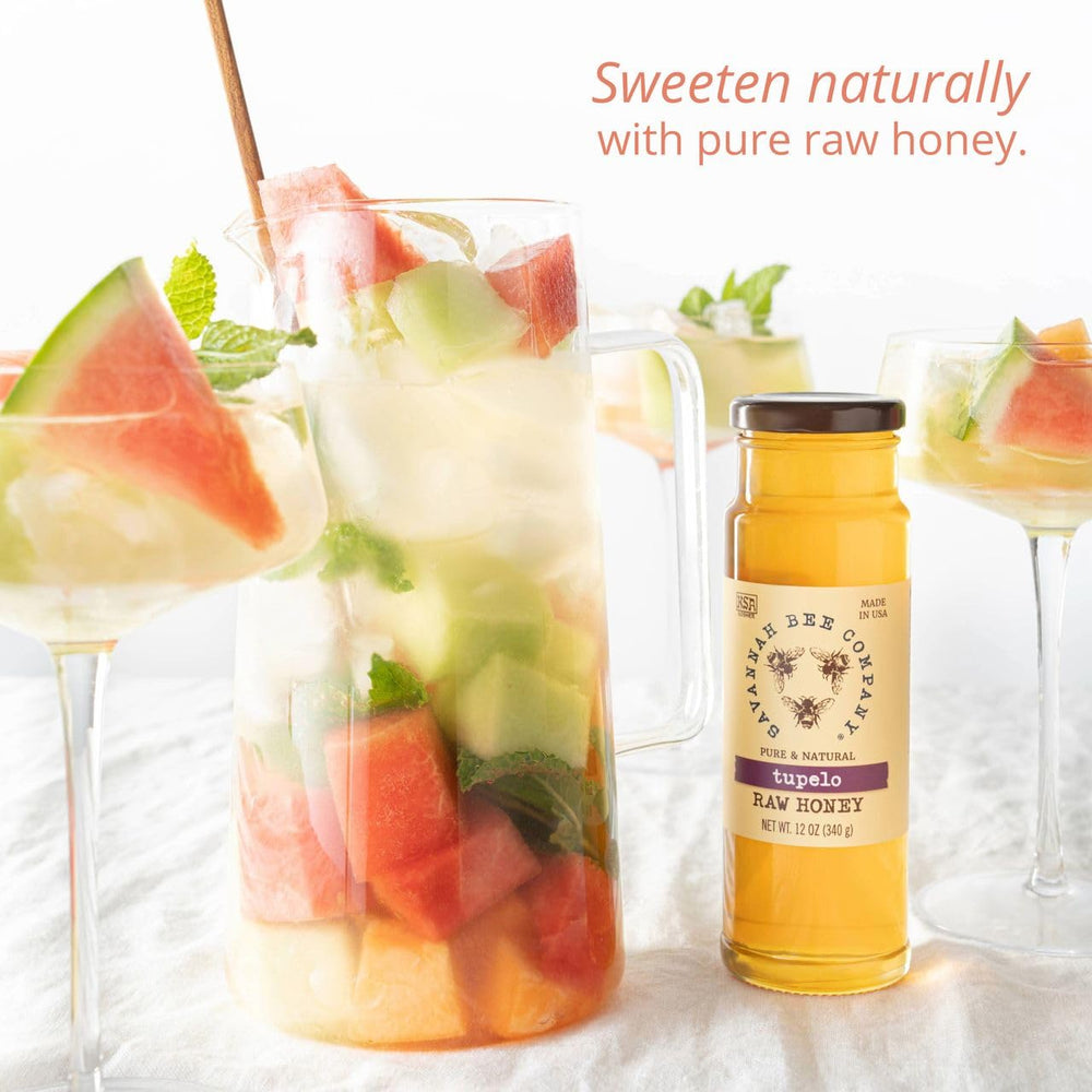 Savannah Bee Company miel Tupelo servida con queso, perfecto maridaje gourmet