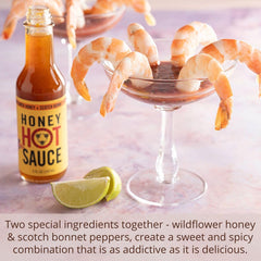 Savannah Bee Company vertido de miel picante sobre alitas para glasear