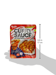 Porción de S&B salsa de curry sobre arroz blanco, aporta comida lista y sabrosa