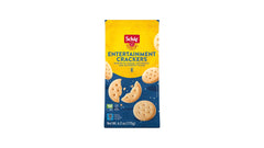 Schär crackers servidas en tabla de charcutería con quesos variados