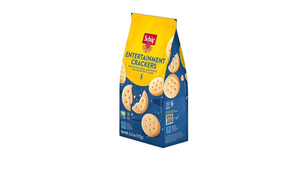 Schär crackers junto a moneda para comparar tamaño y porciones