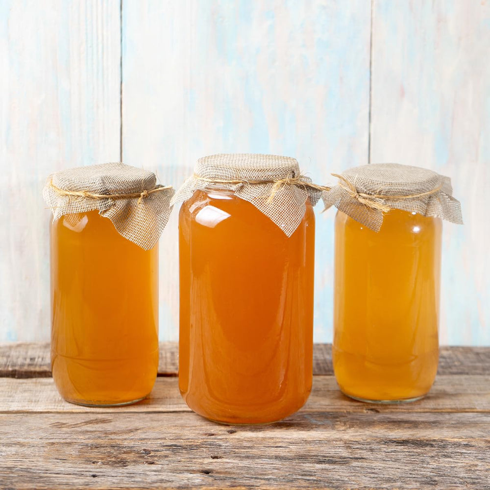 Scoby Kombucha en uso en cocina durante preparación de té azucarado para fermentar
