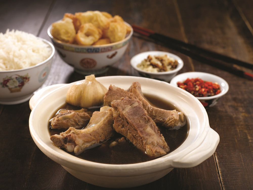 Seah's tazón de Bak Kut Teh listo para servir, caldo aromático y guarniciones