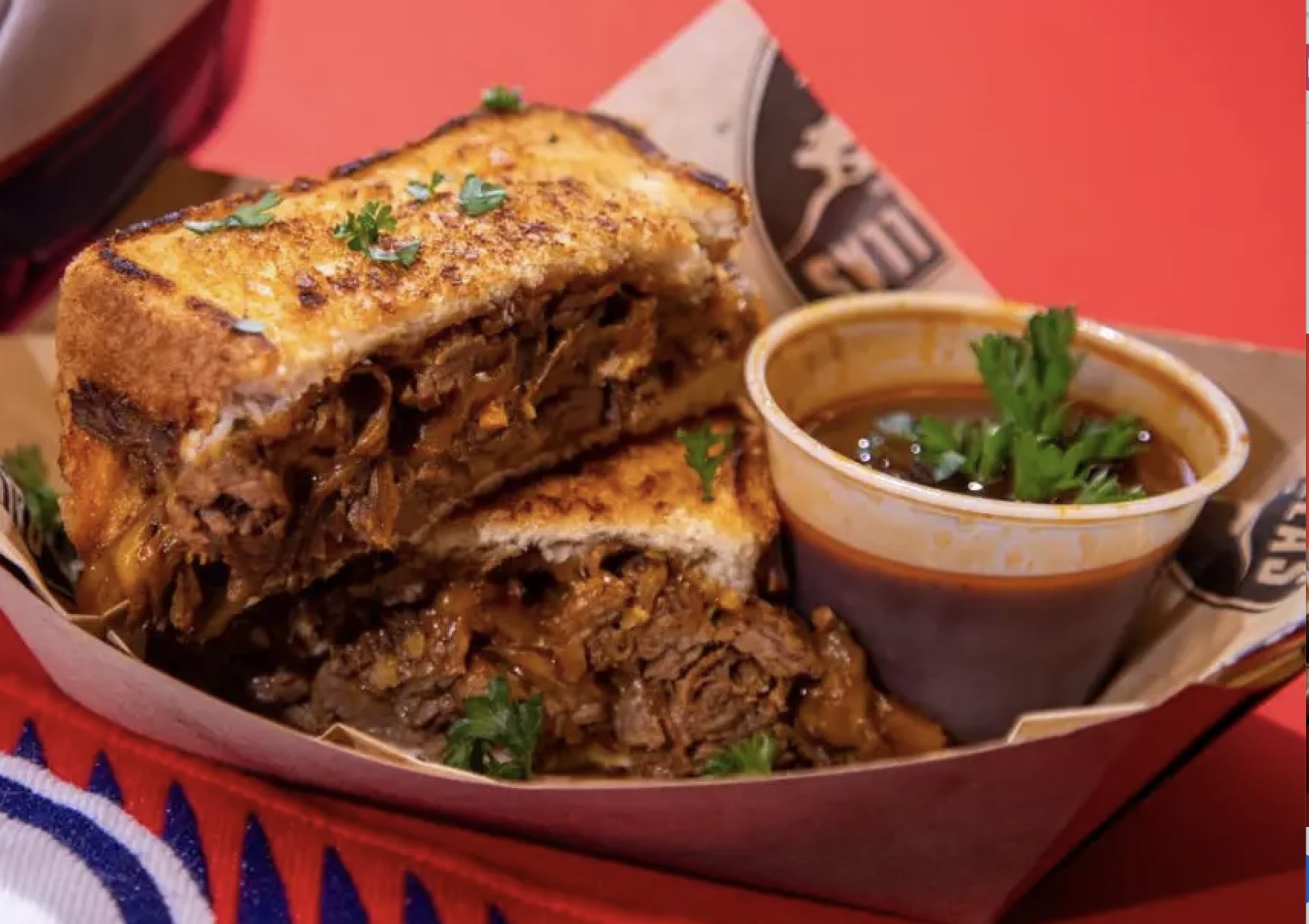 Seasoning Bombs birria en olla mostrando caldo rico y carne tierna