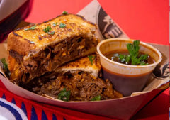 Seasoning Bombs birria en olla mostrando caldo rico y carne tierna