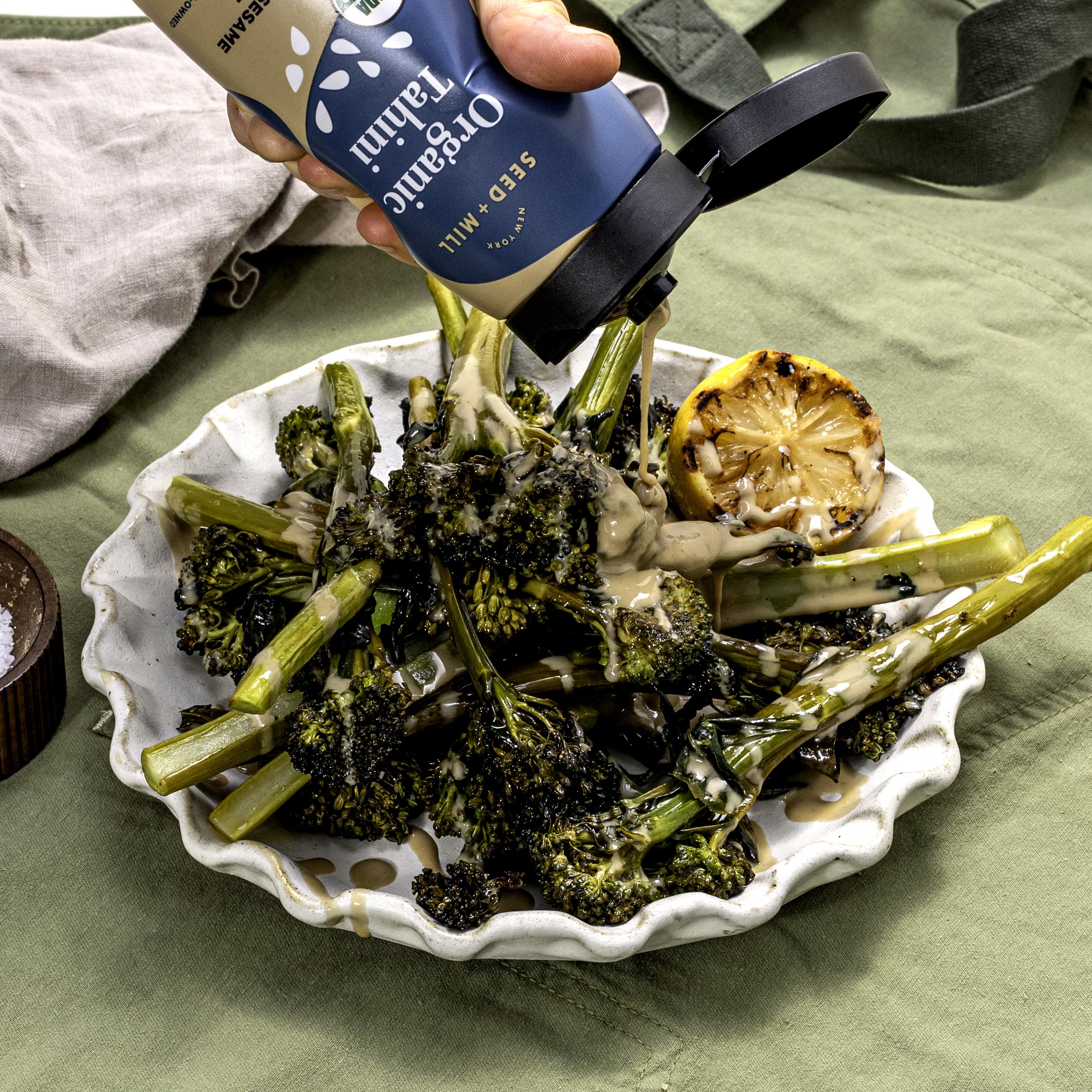 Seed + Mill botella junto a una regla para comparar tamaño y porciones