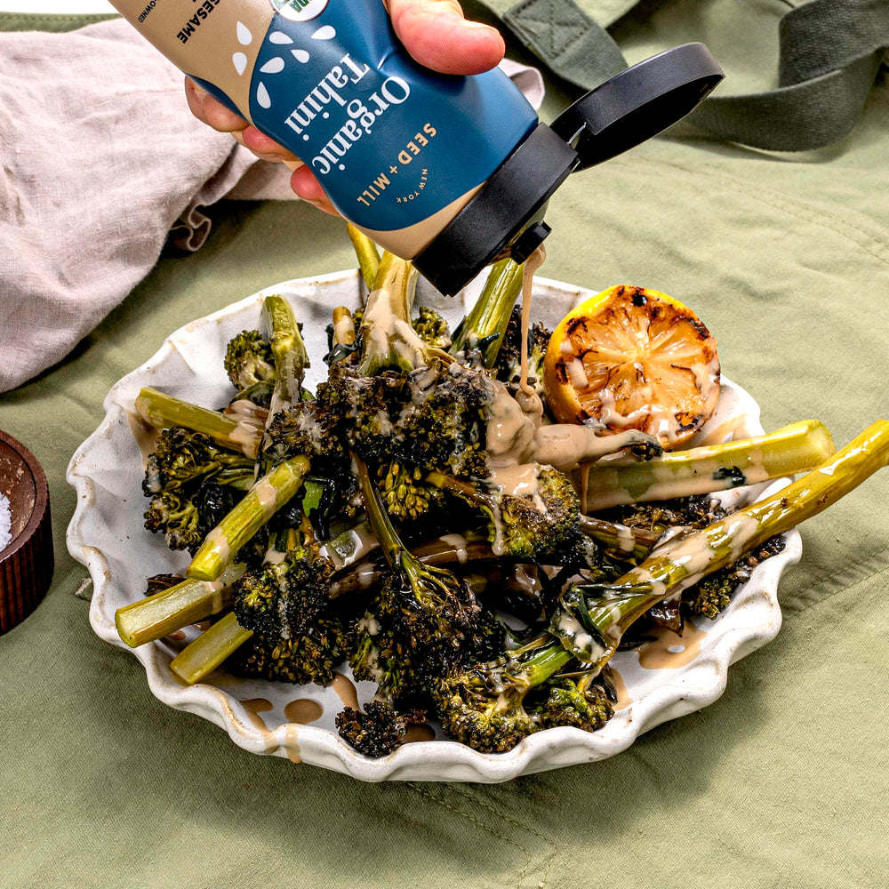 Seed + Mill botella junto a una regla para comparar tamaño y porciones