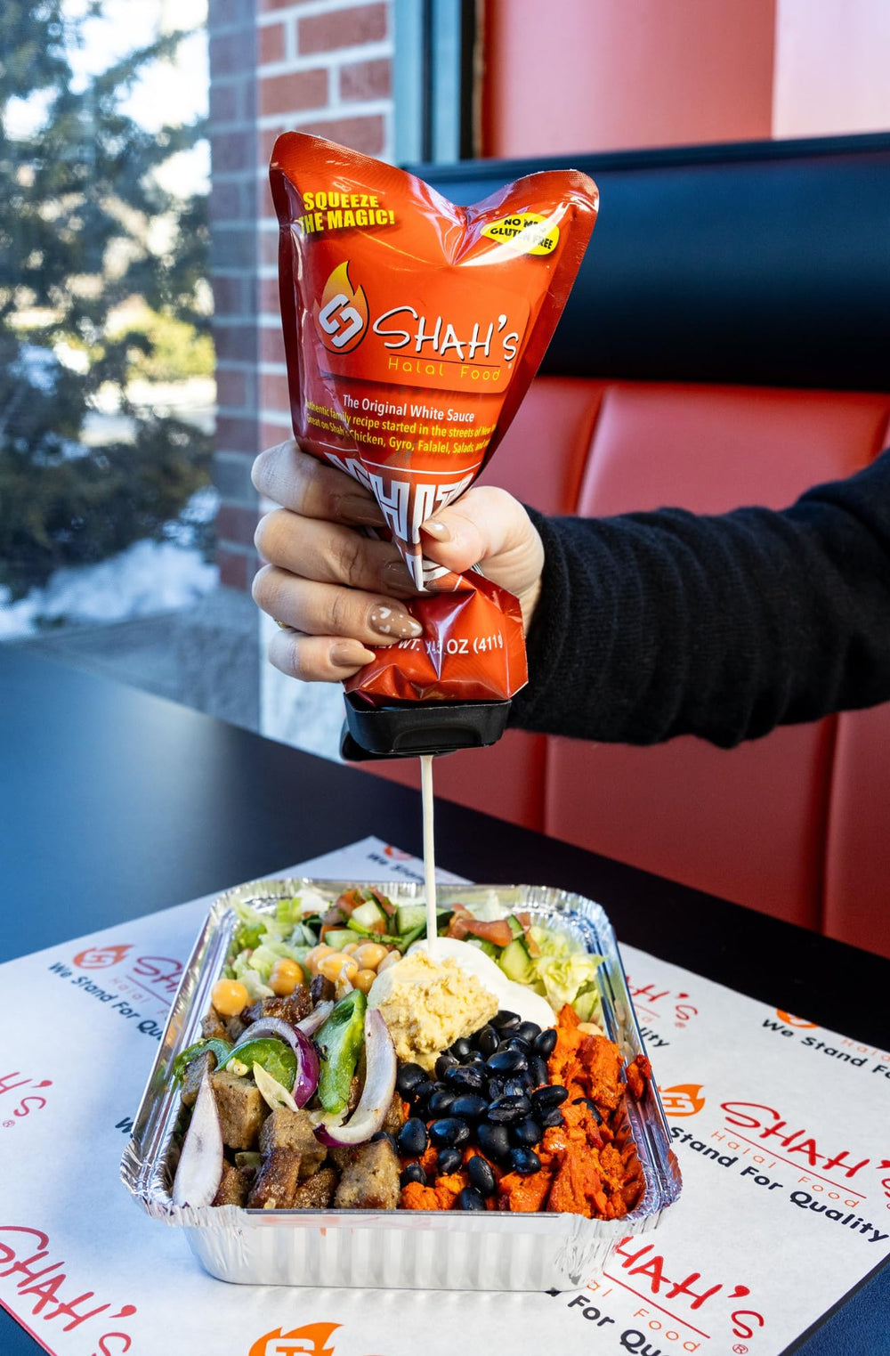 SHAH'S HALAL FOOD como dip para falafel mejorando cada bocado