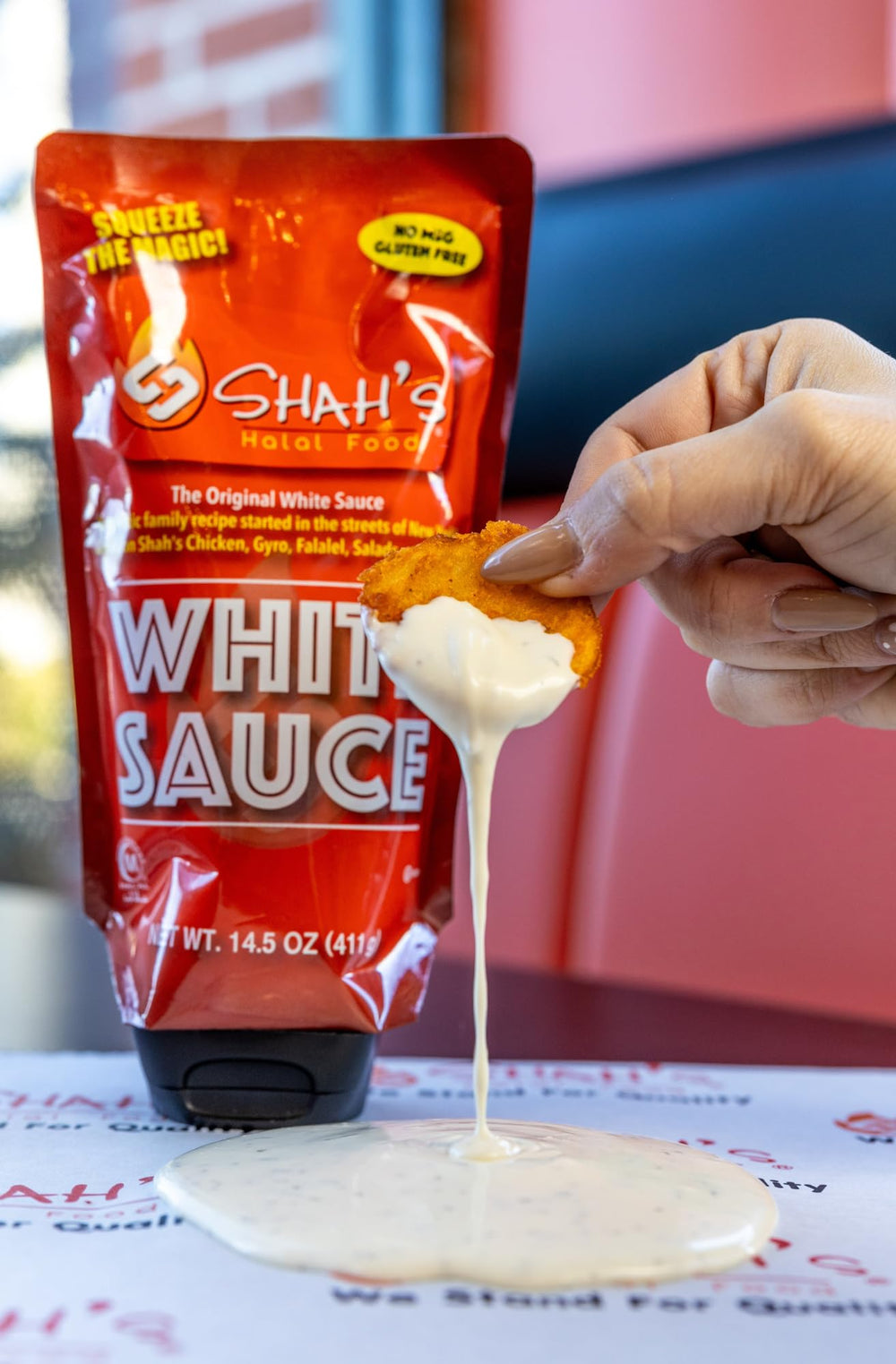 SHAH'S HALAL FOOD frasco 411 g junto a ingredientes para escala