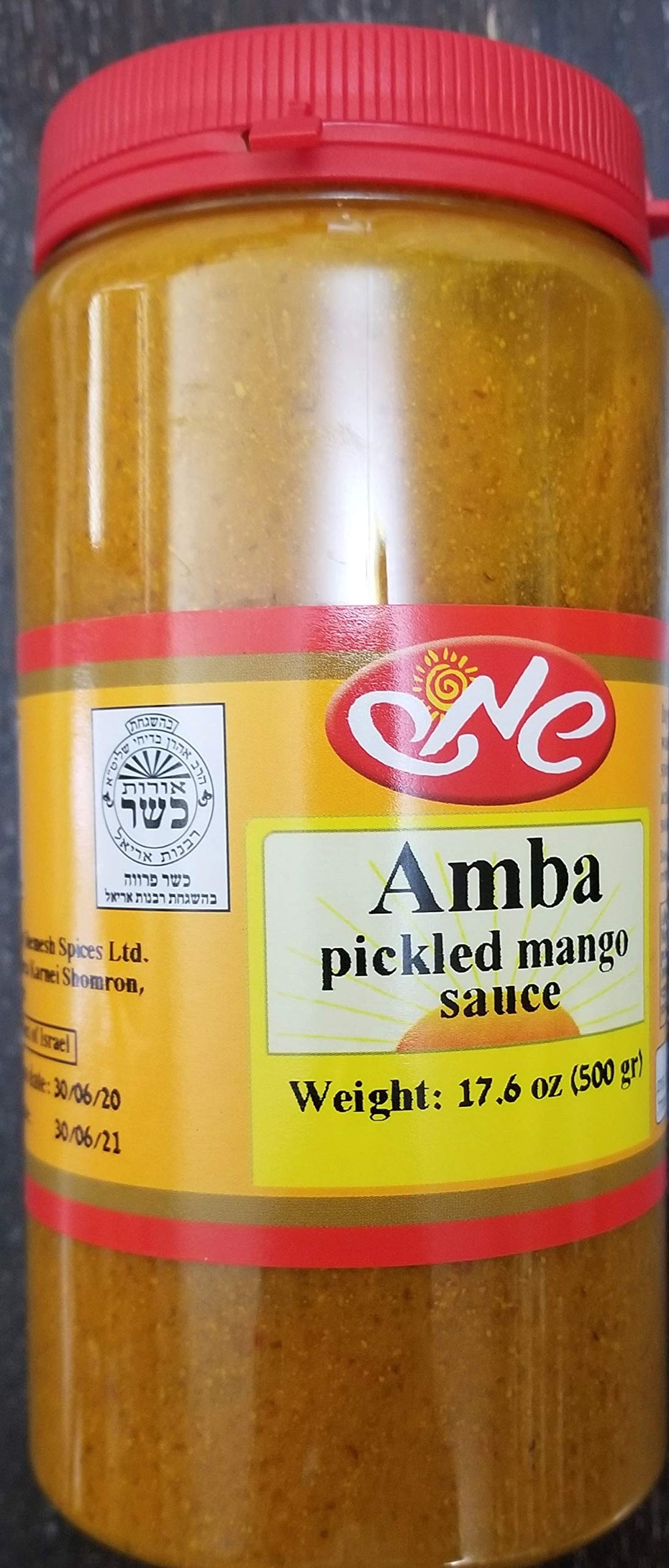 Shemesh Amba-Pickled Mango Sauce etiqueta kosher visible, facilita elección en dietas específicas