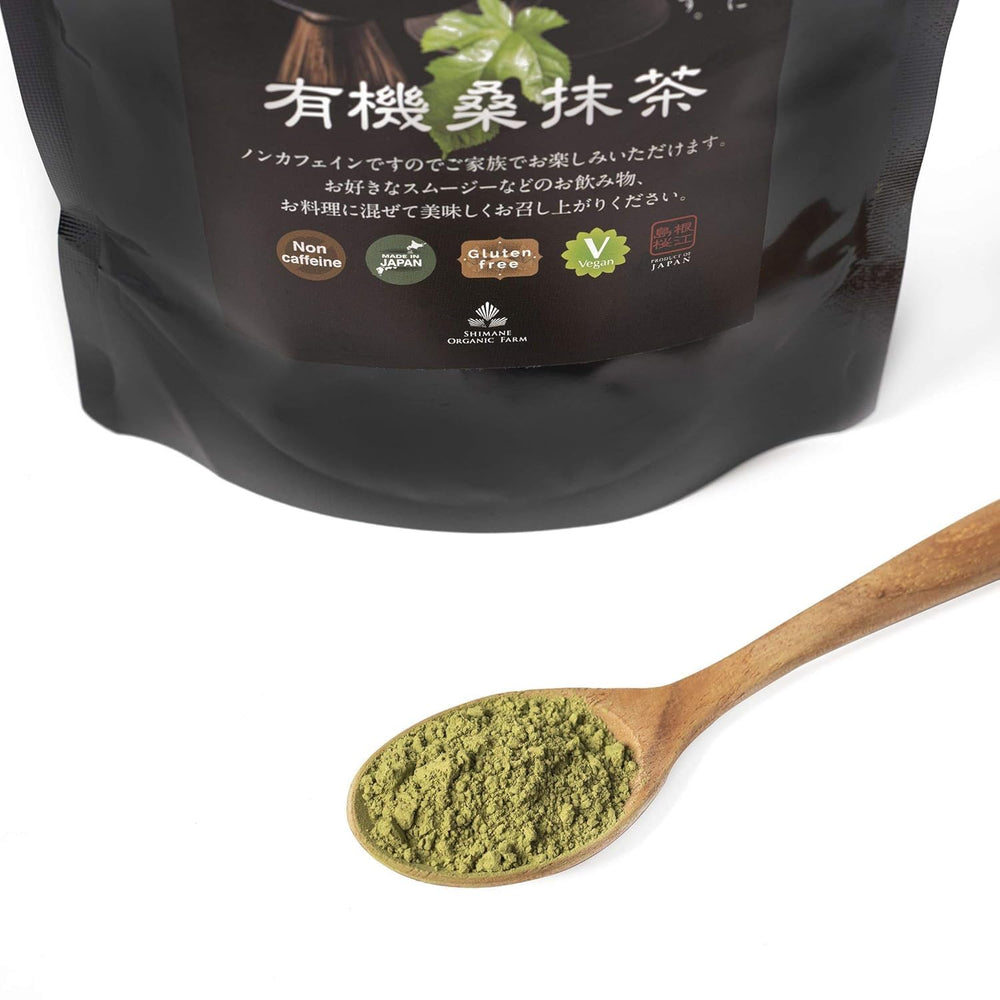 Shimane Organic Farm taza con Mulberry Matcha preparado destacando color verde brillante y sabor suave