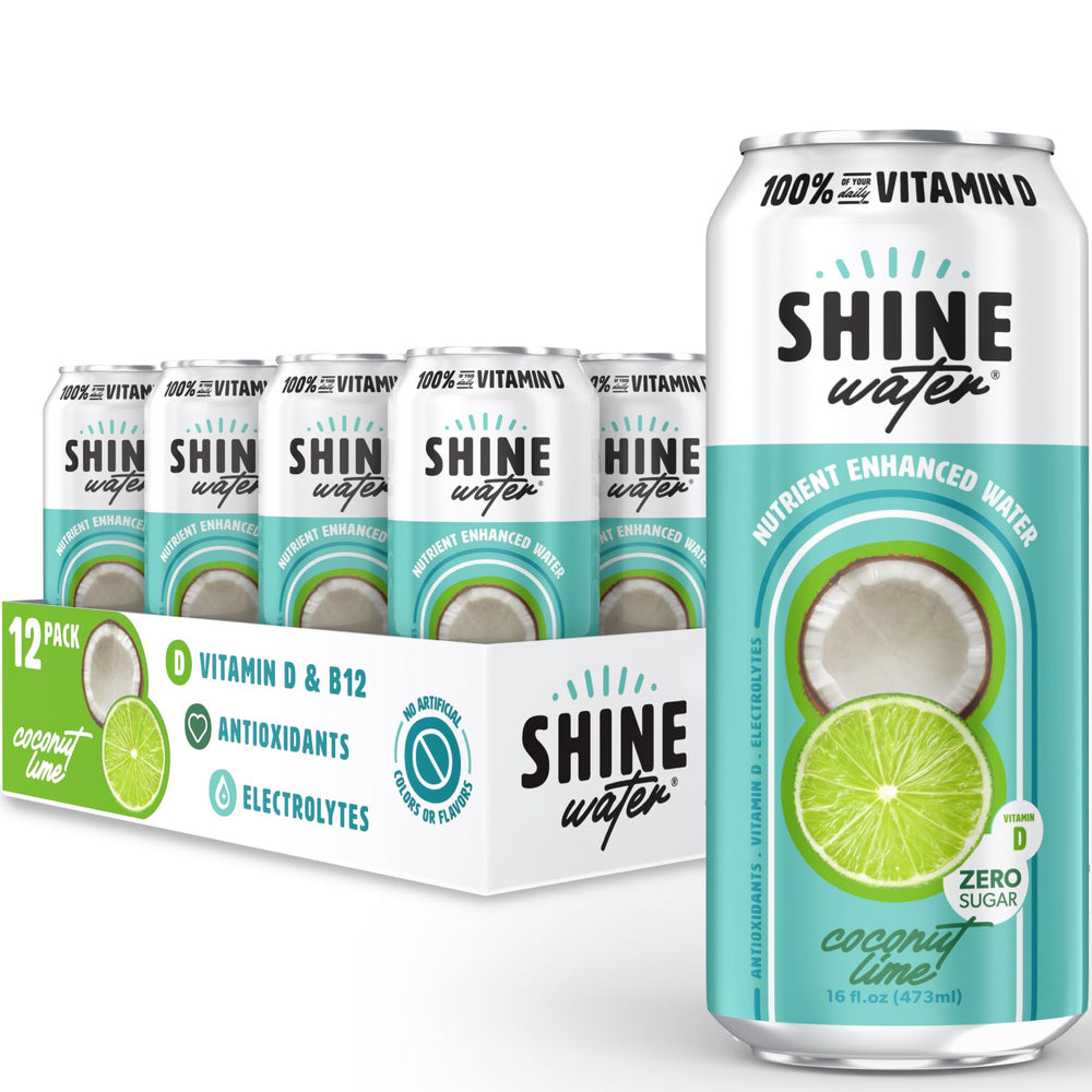 ShineWater Coconut Lime en playa estilo de vida promoviendo hidratación activa