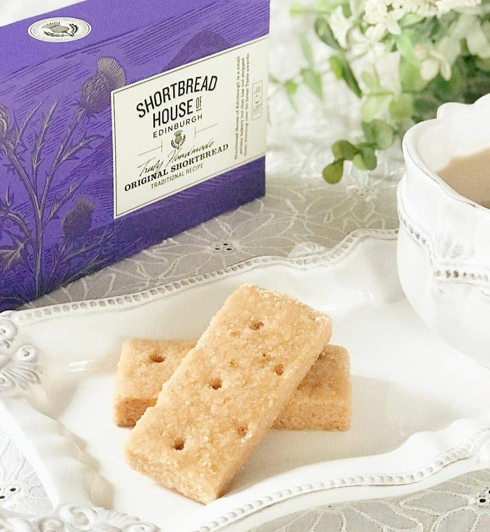 Shortbread House of Edinburgh barrita junto a taza de té, perfecto acompañamiento
