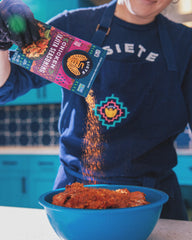Siete condimento usado en sartén con pollo y pimientos, sabor intenso visible