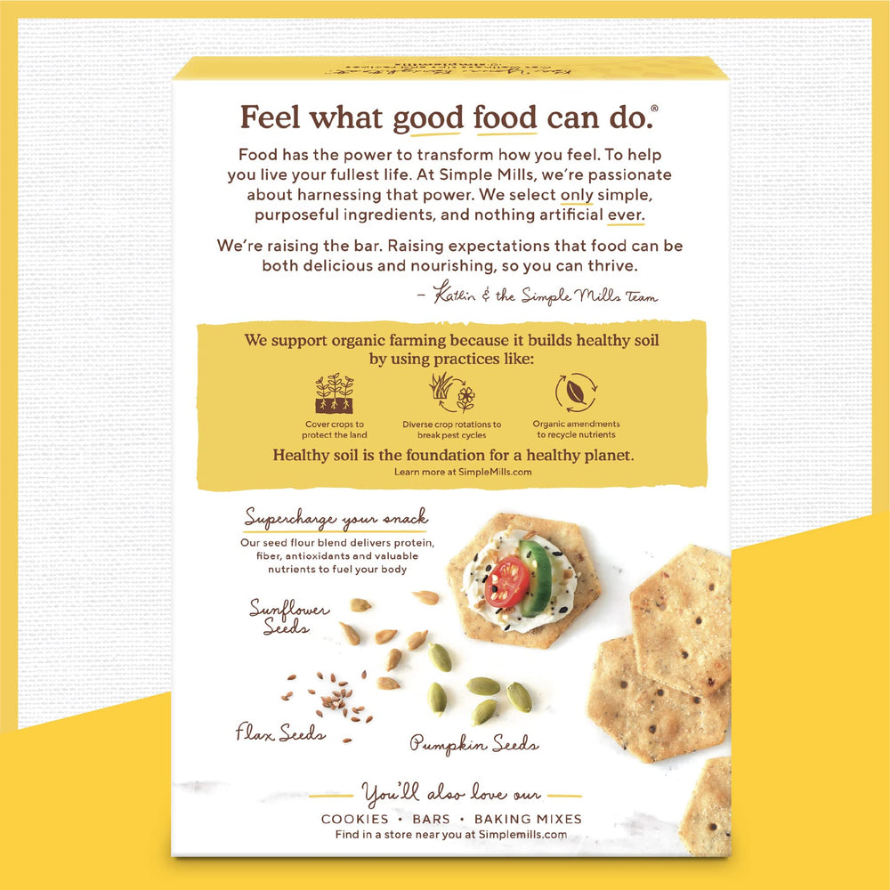 Simple Mills galletas servidas con hummus mostrando versatilidad como snack