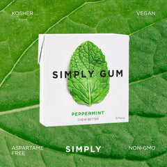 SIMPLY Gum chicle en mano mostrando el tamaño y portabilidad
