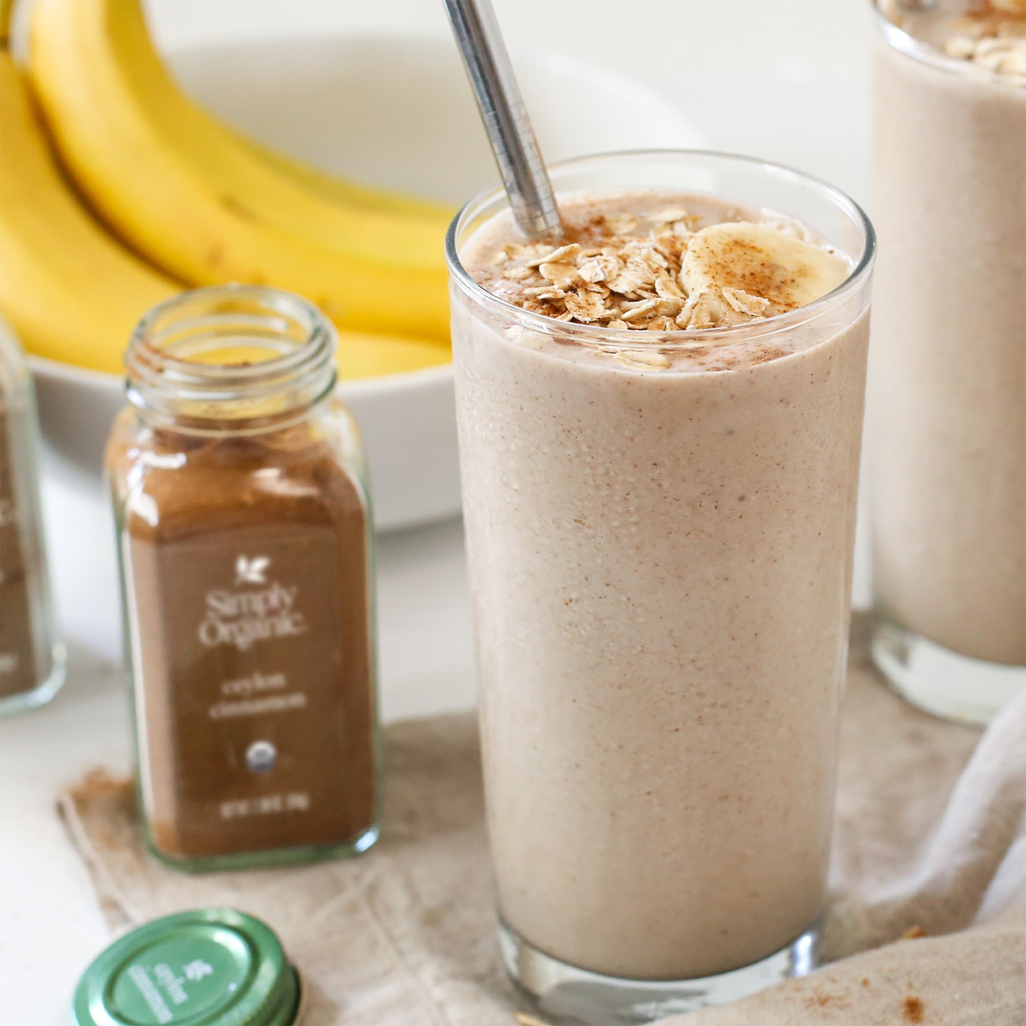 Simply Organic frasco junto a manos para comparar tamaño y porción práctica