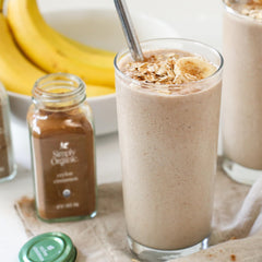 Simply Organic frasco junto a manos para comparar tamaño y porción práctica