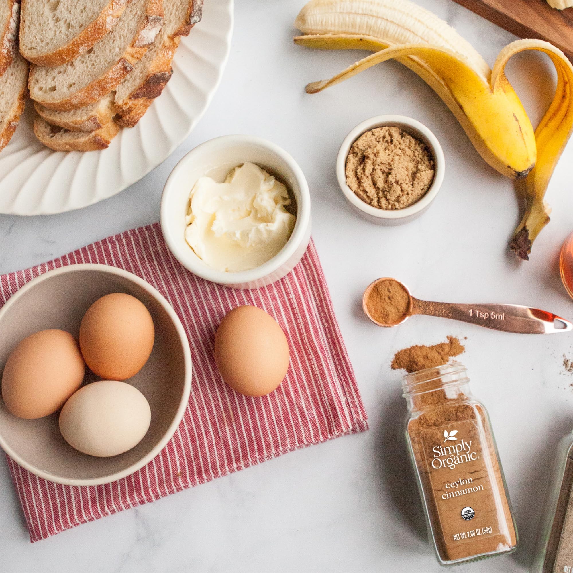 Simply Organic canela espolvoreada en galletas resaltando su sabor suave