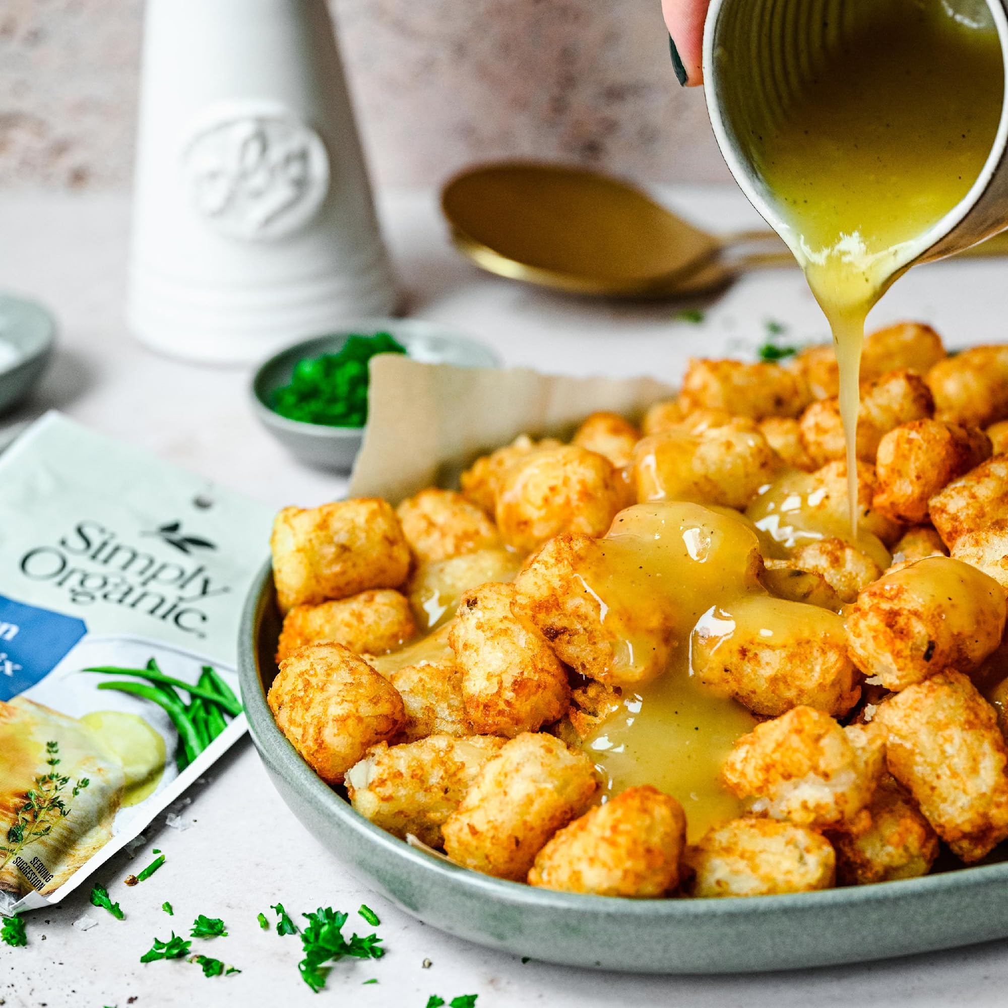 Simply Organic gravy servido sobre puré de papas, aportando sabor y textura cremosa