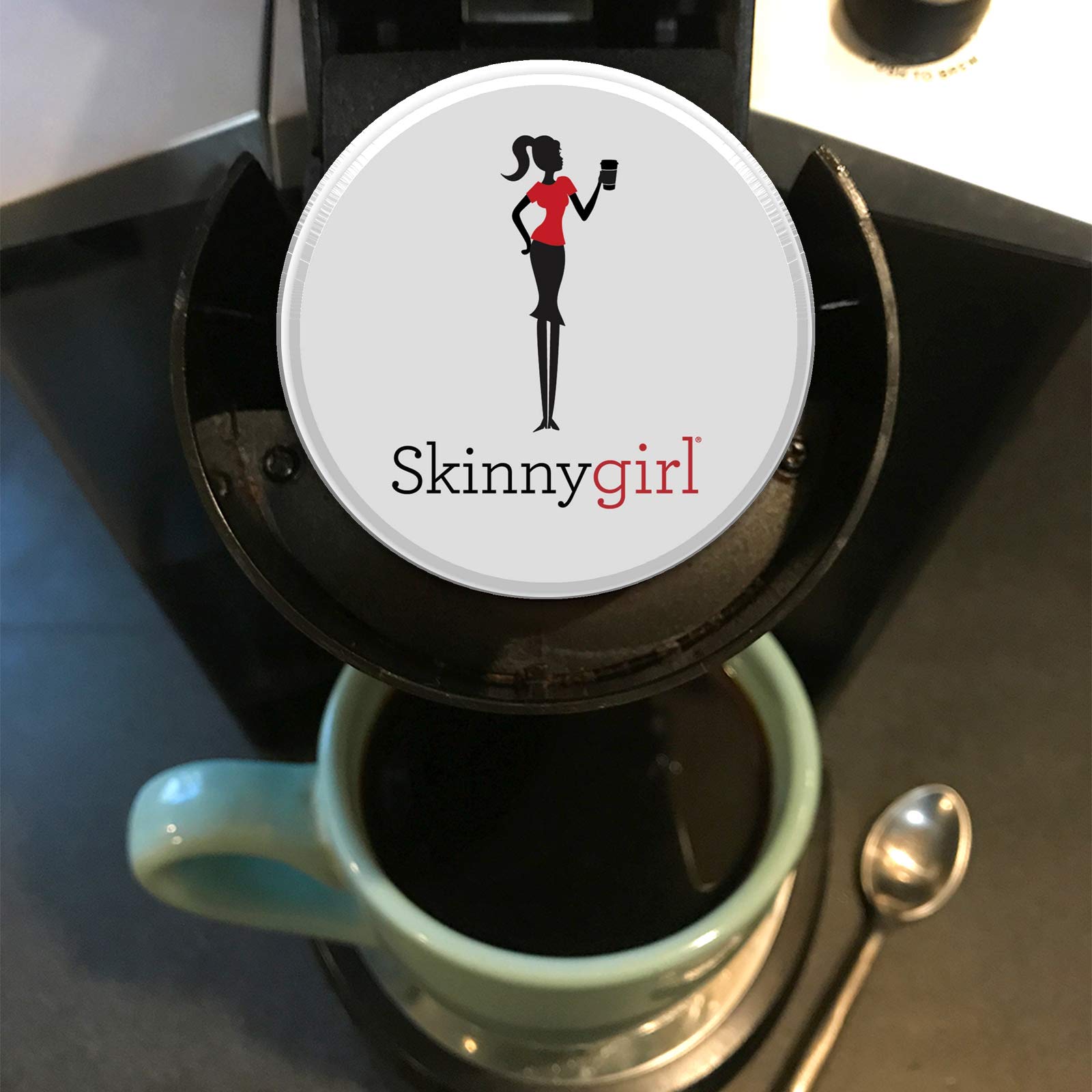 Skinnygirl cápsula en mano para comparar tamaño y facilidad de uso