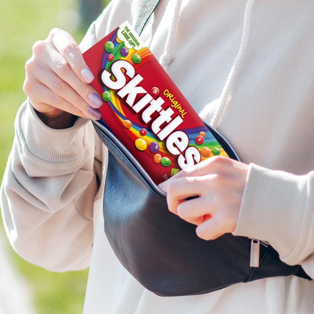 Skittles caja abierta con caramelos visibles para servir y decorar postres