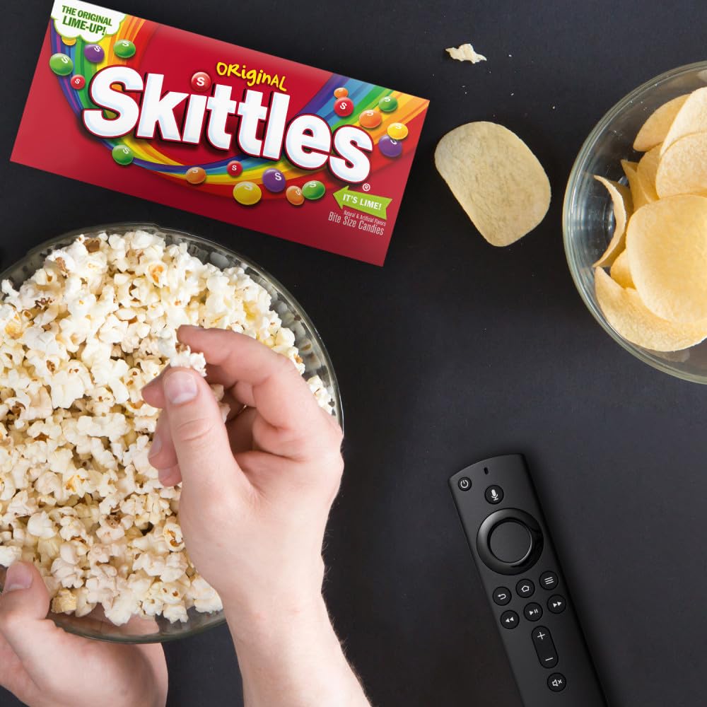 Skittles en mesa de fiesta mostrando variedad de colores y uso como topping