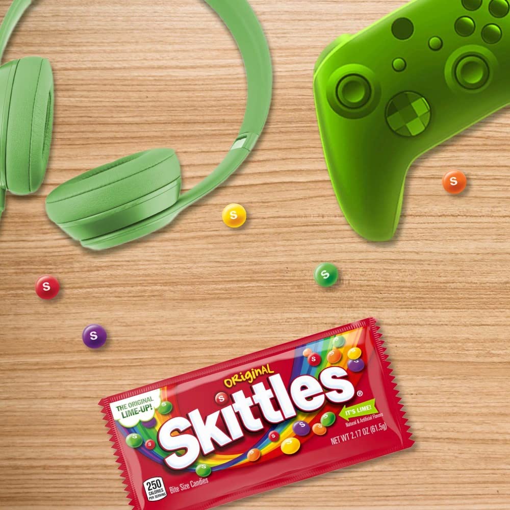 Skittles como topping sobre helado añadiendo color y contraste