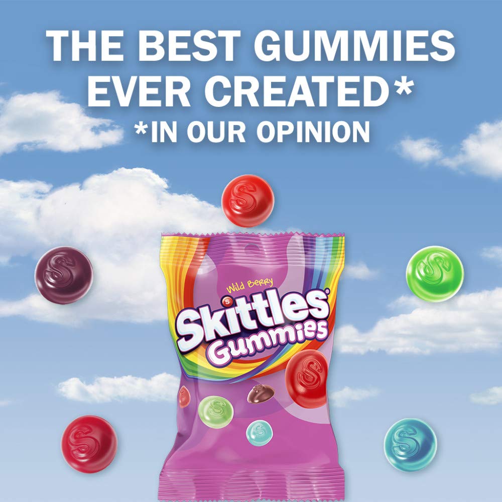 Bolsa Skittles Wild Berry en mano demostrando tamaño práctico para llevar