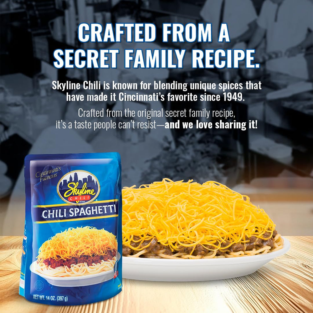 Skyline Chili empaque junto a utensilios para escala de tamaño, práctico para despensa