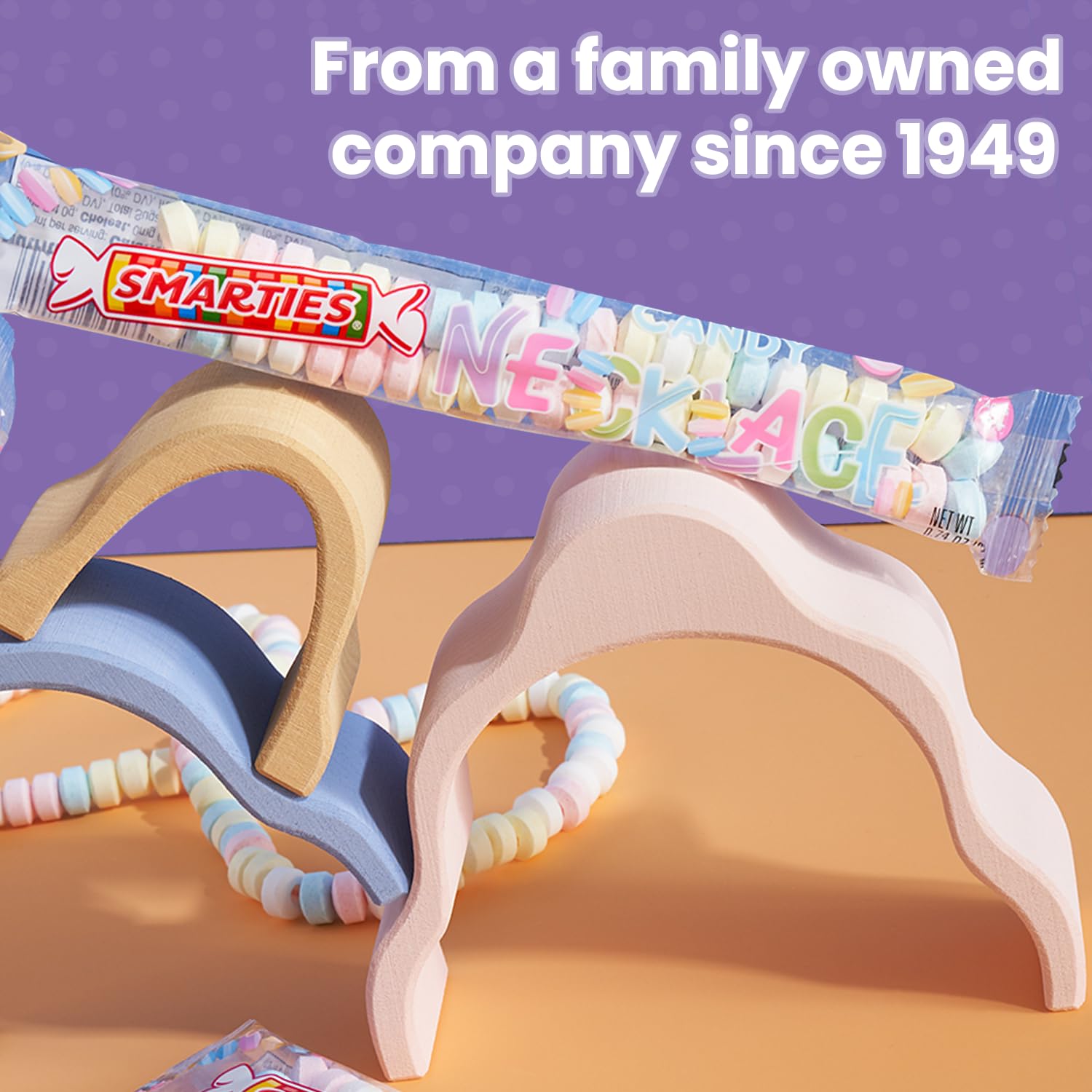 Smarties ambientación en cumpleaños con collares como recuerdos