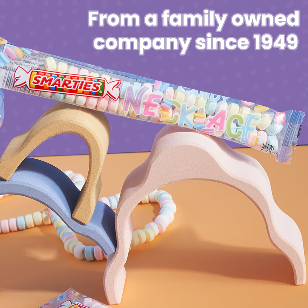 Smarties ambientación en cumpleaños con collares como recuerdos
