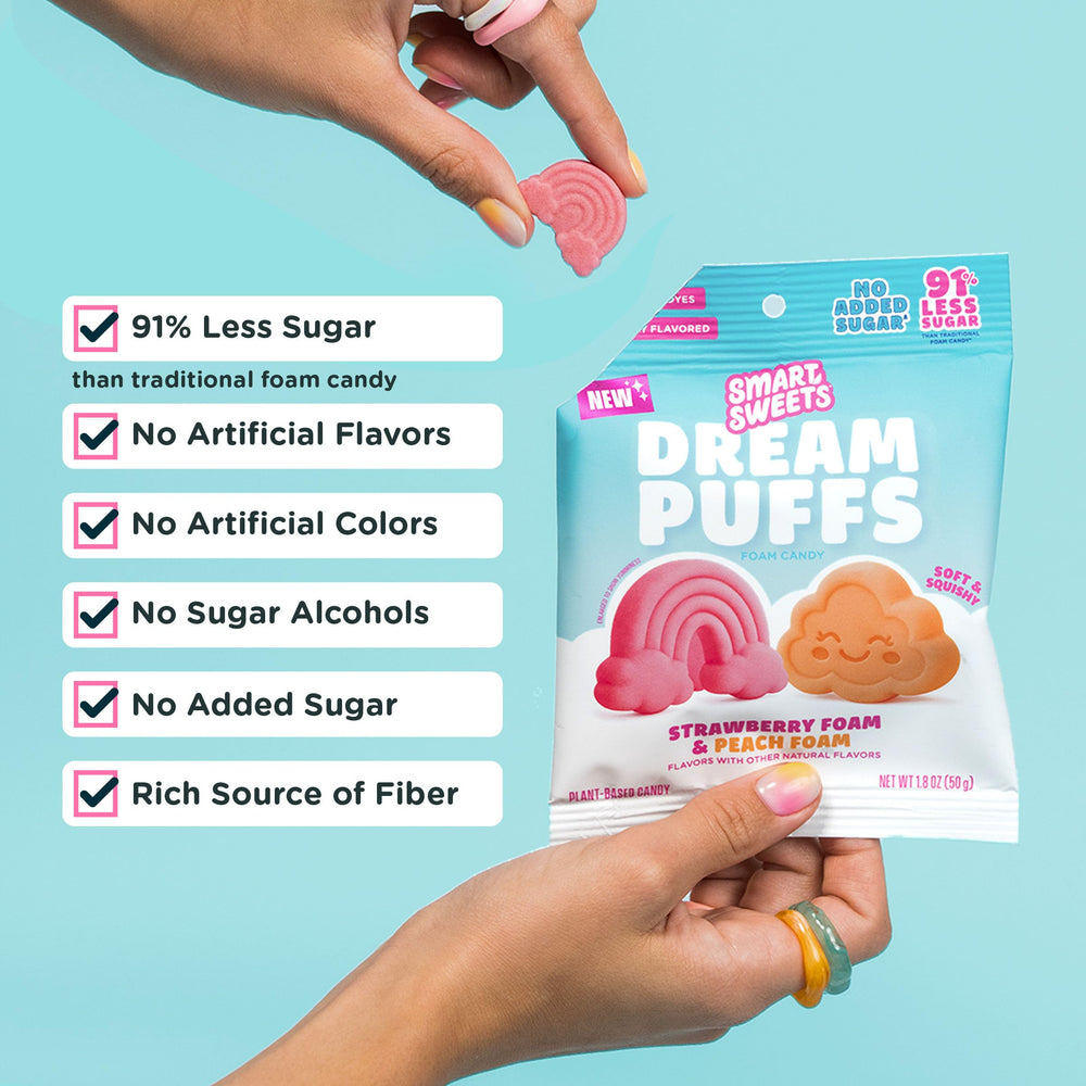 SmartSweets bolsa abierta junto a palomitas en noche de película para compartir