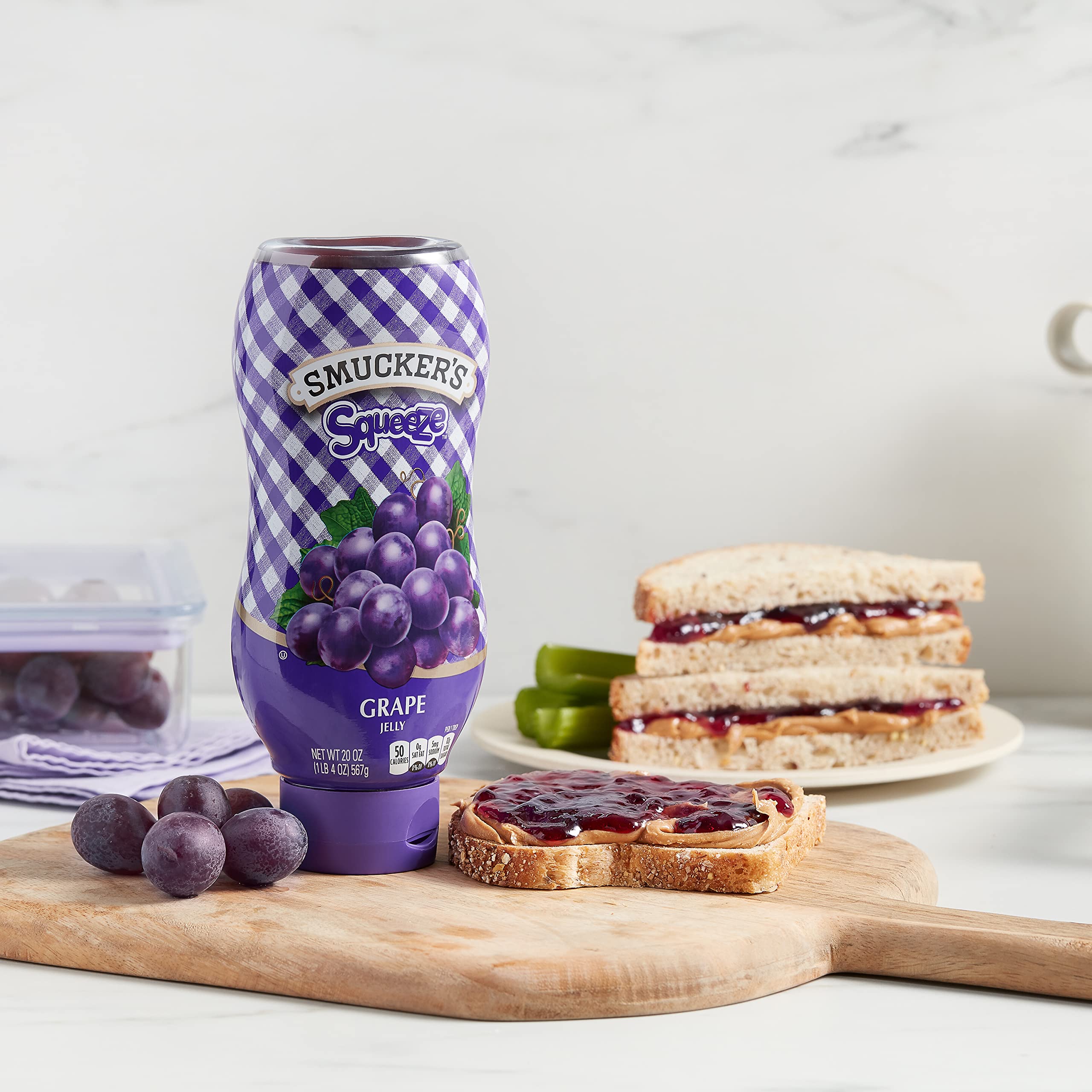 Smucker's botella en mano para comparar tamaño y facilidad de uso