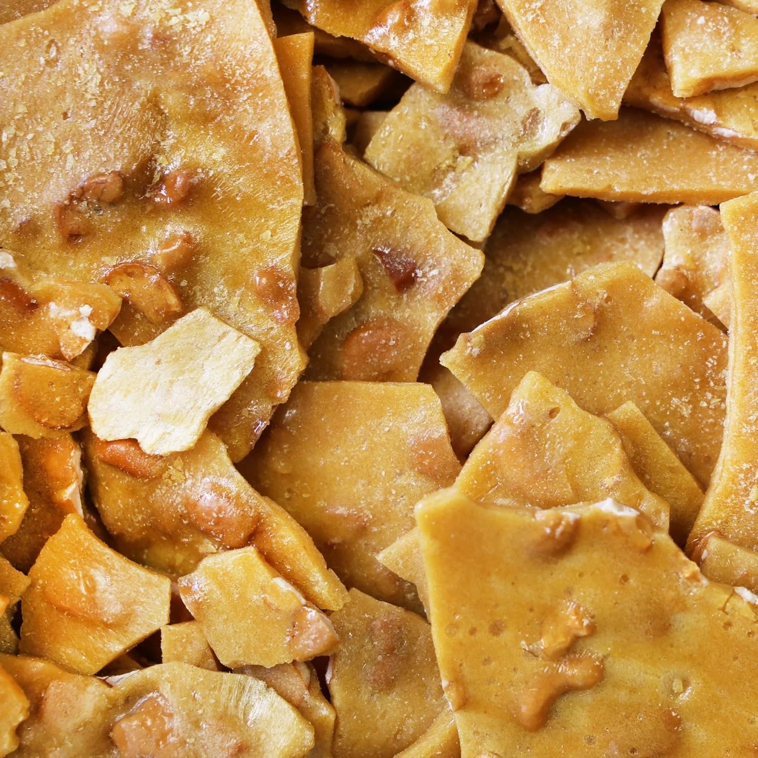 Snack Delight persona disfrutando peanut brittle en cafetería como snack