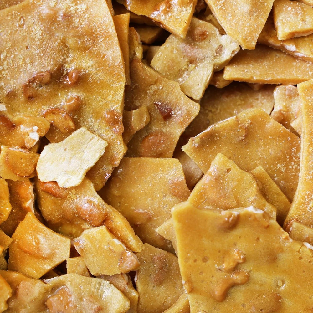 Snack Delight persona disfrutando peanut brittle en cafetería como snack