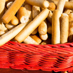 SNACKTERY detalle de textura crujiente de los mini breadsticks que muestra frescura