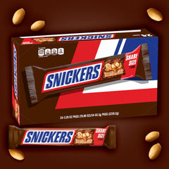 Snickers personas sosteniendo barra compartida mostrando facilidad de consumo