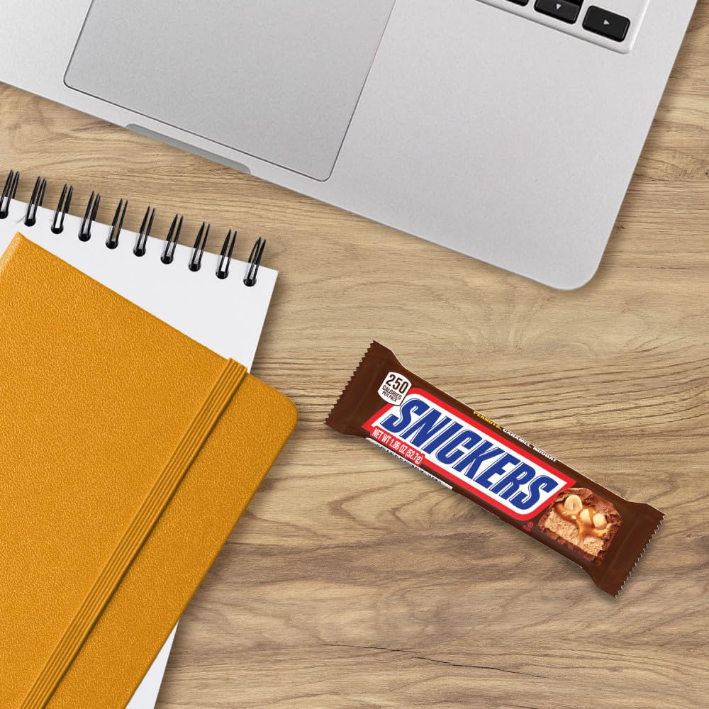 SNICKERS en mesa de fiesta como golosina popular para invitados