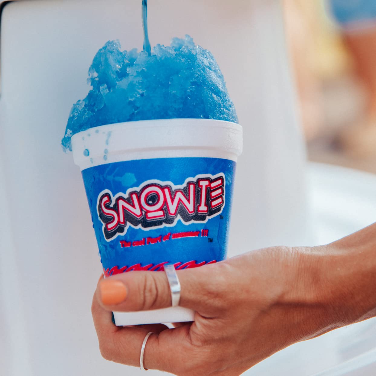 SNOWIE escenario de fiesta con conos de nieve sabor plátano, atractivo para eventos