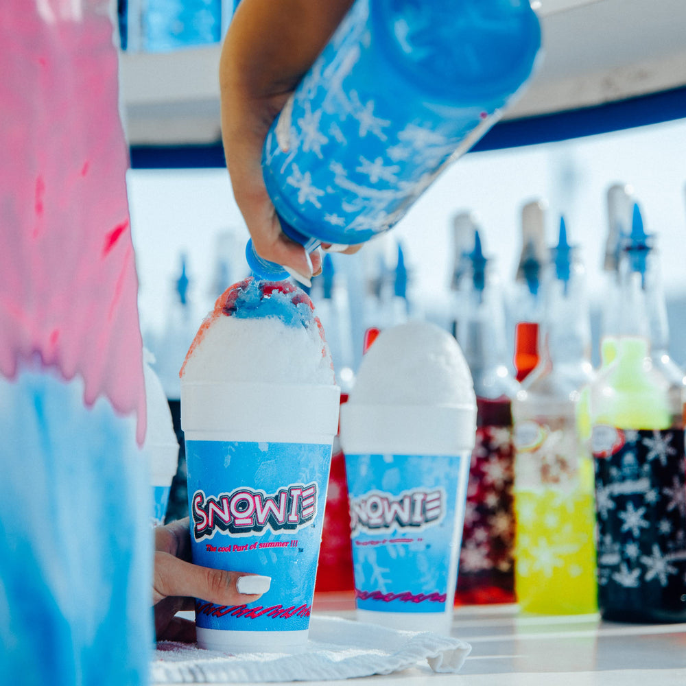 SNOWIE pint junto a vaso con raspado, muestra el tamaño y rendimiento