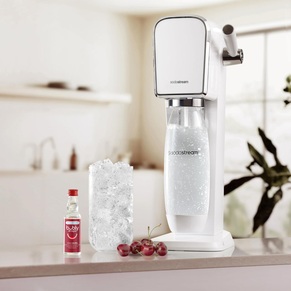SodaStream bubly Drops comparación de tamaño junto a un vaso medidor